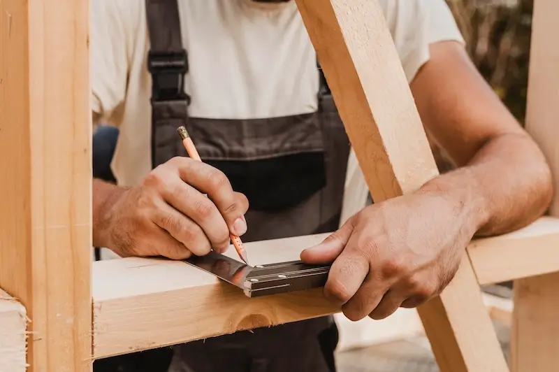 Un geste de menuiserie dans un atelier
